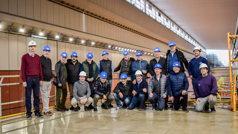 Representantes de la Comisión de Integración Energética Regional (CIER) junto a funcionarios de Salto Grande en sala de máquinas margen derecha