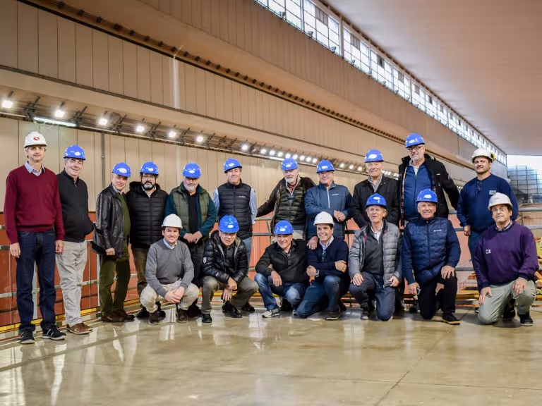 Representantes de la Comisión de Integración Energética Regional (CIER) junto a funcionarios de Salto Grande en sala de máquinas margen derecha