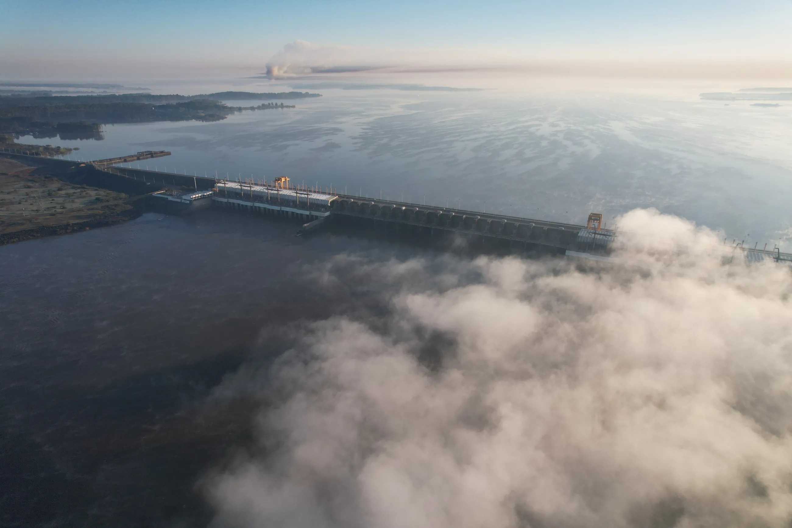 Represa con nubes