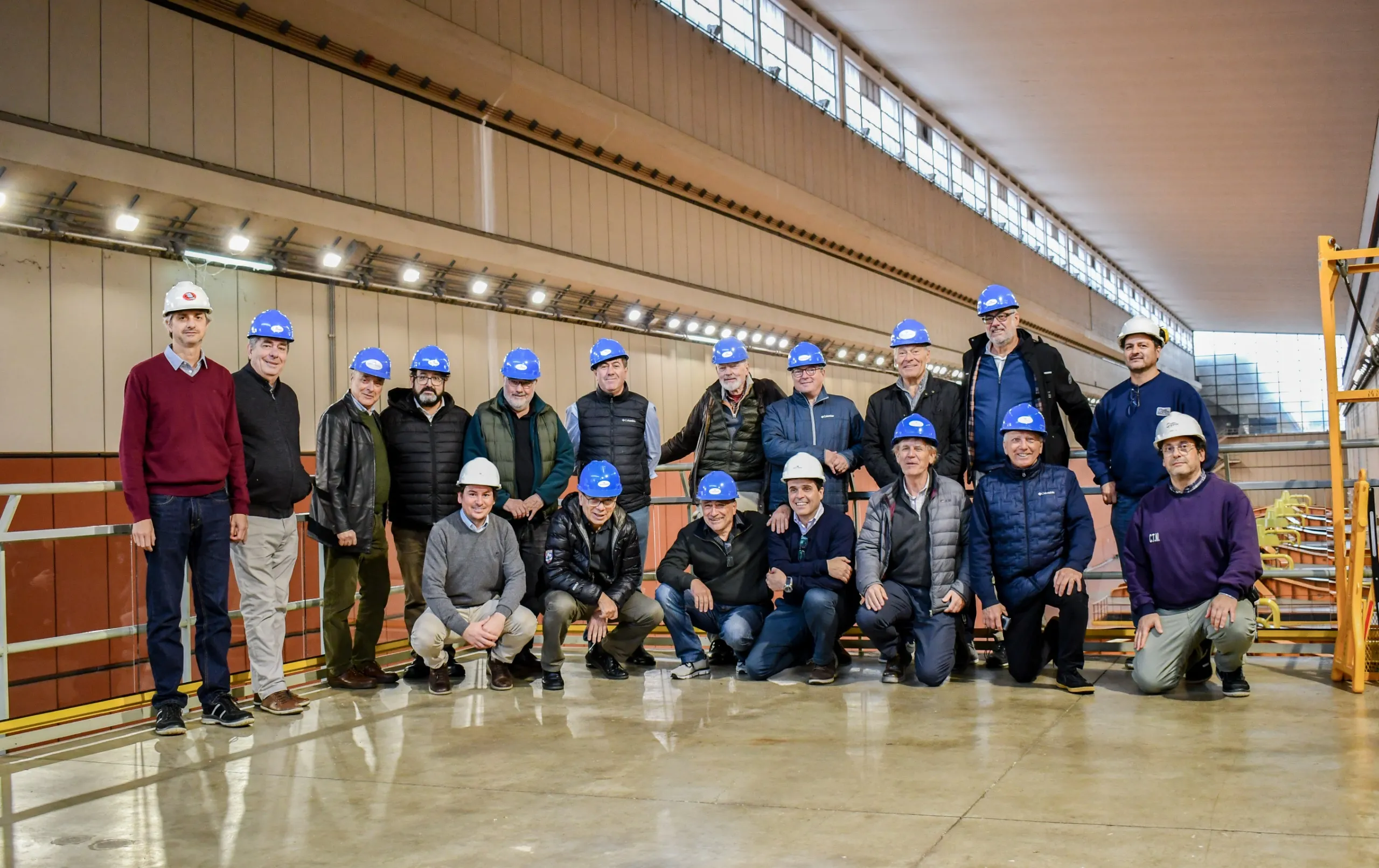 Representantes de la Comisión de Integración Energética Regional (CIER) junto a funcionarios de Salto Grande en sala de máquinas margen derecha